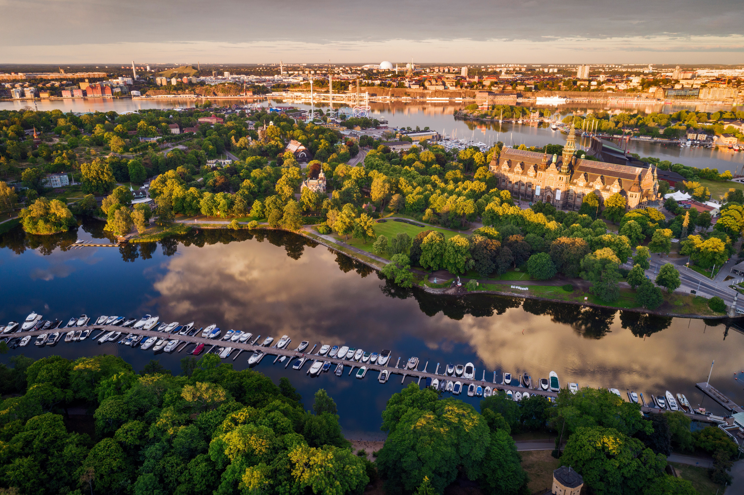 Svensk stadsmiljö som speglar det samhälle STIFTELSEMATCH verkar i